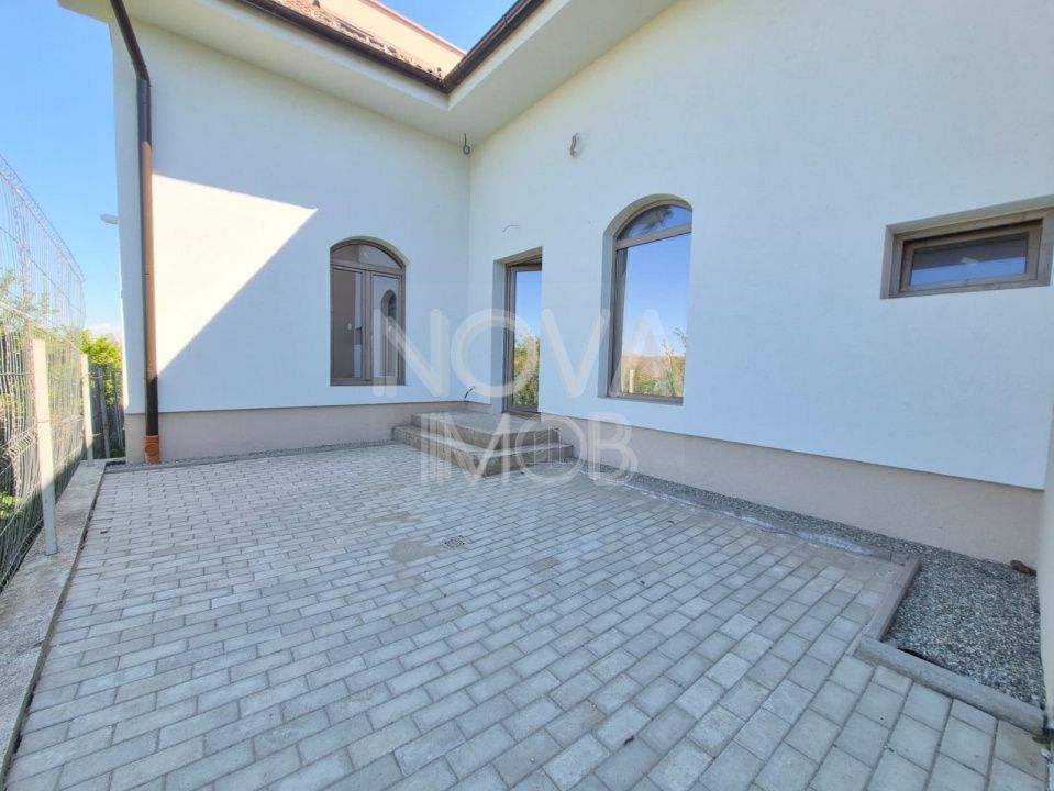 Casa generoasa cu 5 camere, 2 bai, dressing si parcare – Sura Mica - Poză 4