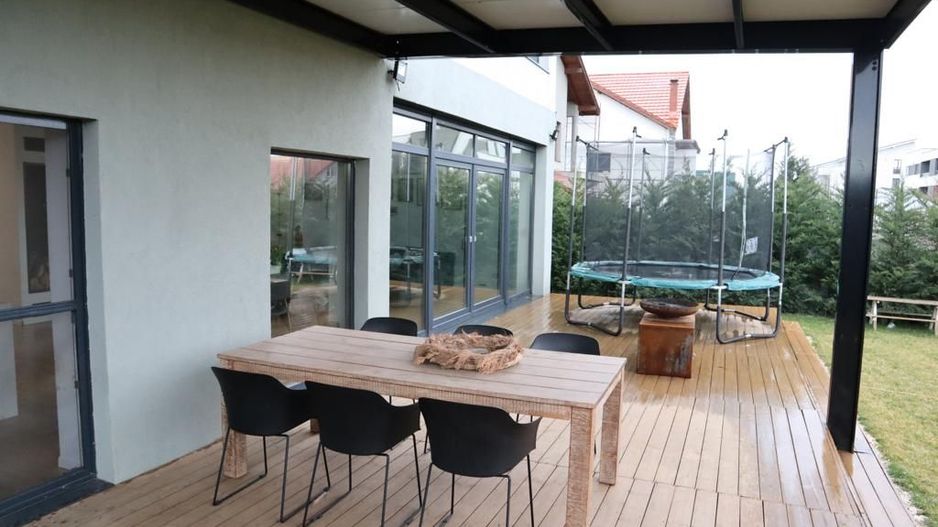 Locuinta moderna spatioasa cu garaj - Poză 5