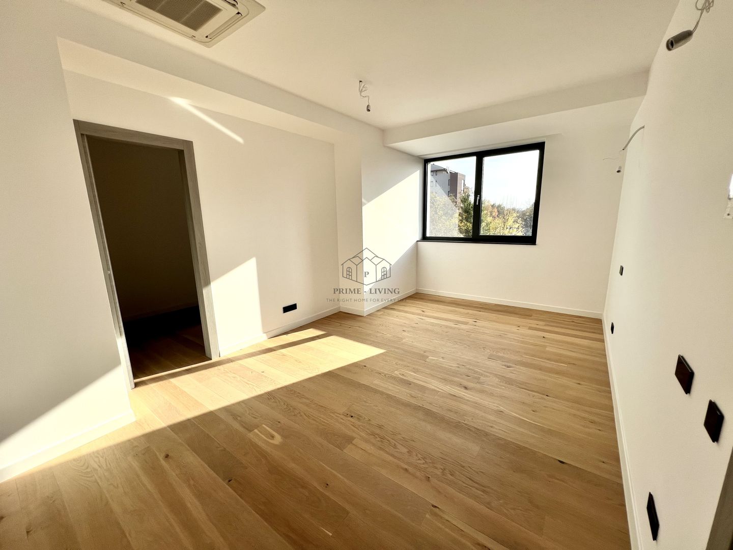 APARTAMENT DEOSEBIT CU 3 CAMERE LA VANZARE CU VEDERE LA LAC - Poză 3