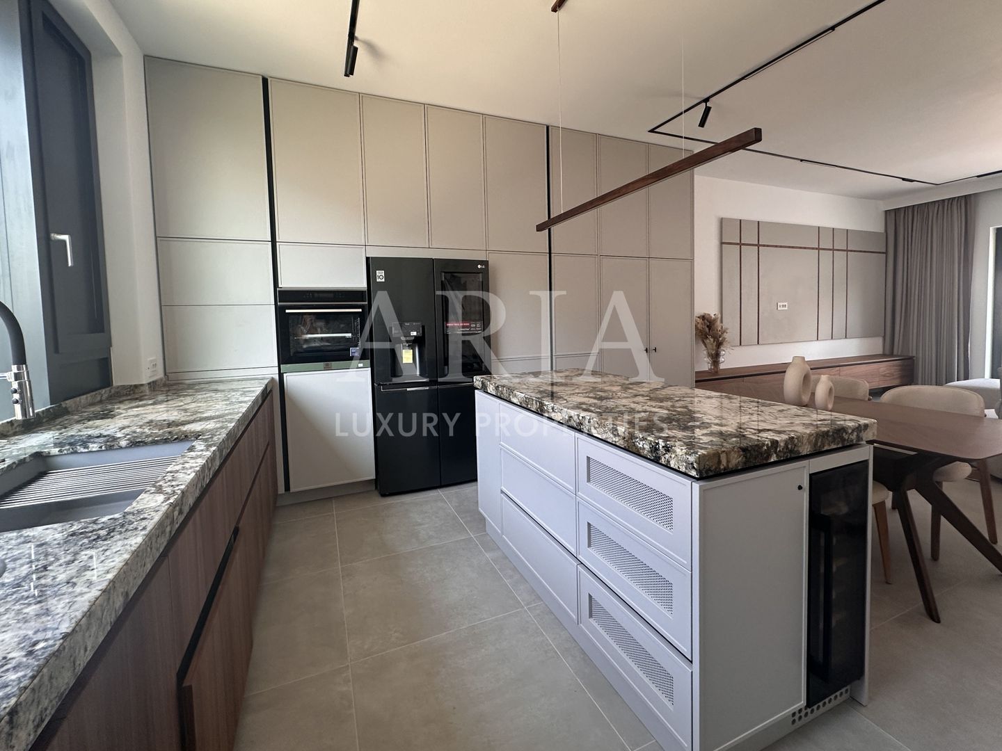 AVALON ESTATE TOWNHOUSE - Poză 4