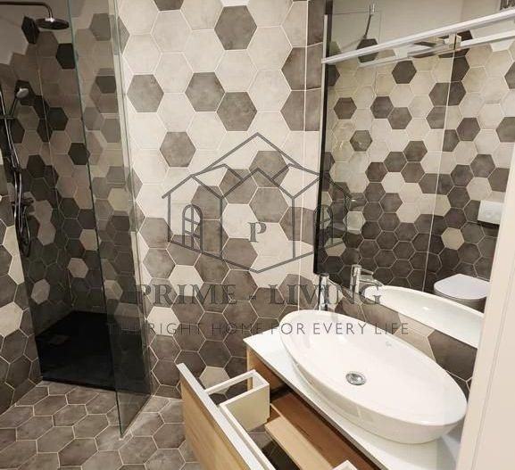 Apartament situat la etajul doi al unui bloc cu 3 etaje - Poză 12