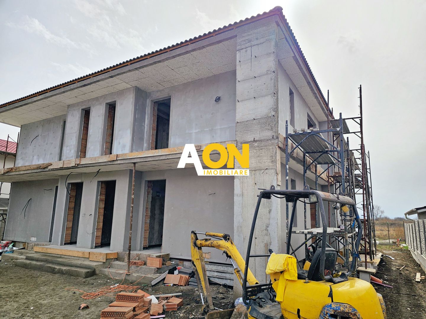 Apartament cu 3 camere, 2 bai, curte proprie, parcare si boxa 40 mp - Poză 1