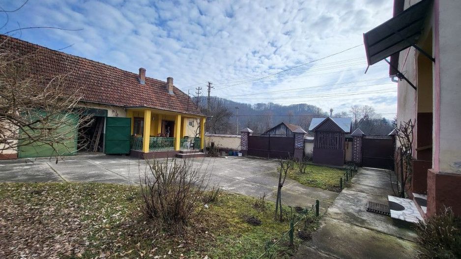 Casa cu doua corpuri de cladire si anexe, teren 1350 mp, Savarsin - Poză 3
