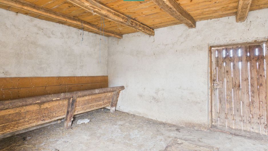 Casă modestă cu 3 camere de renovat în Mișca - Poză 10