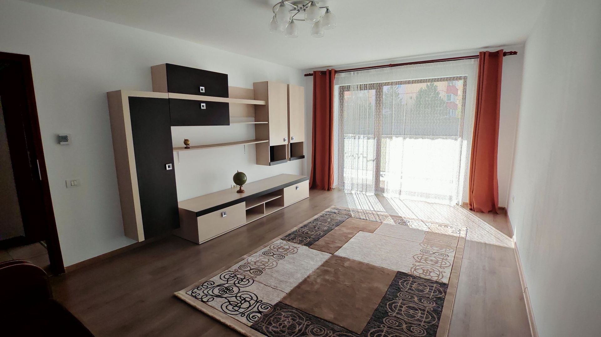 Apartament 2 camere,decomandat,bloc NOU,zona Judetean,mobilat,utilat - Poză 2