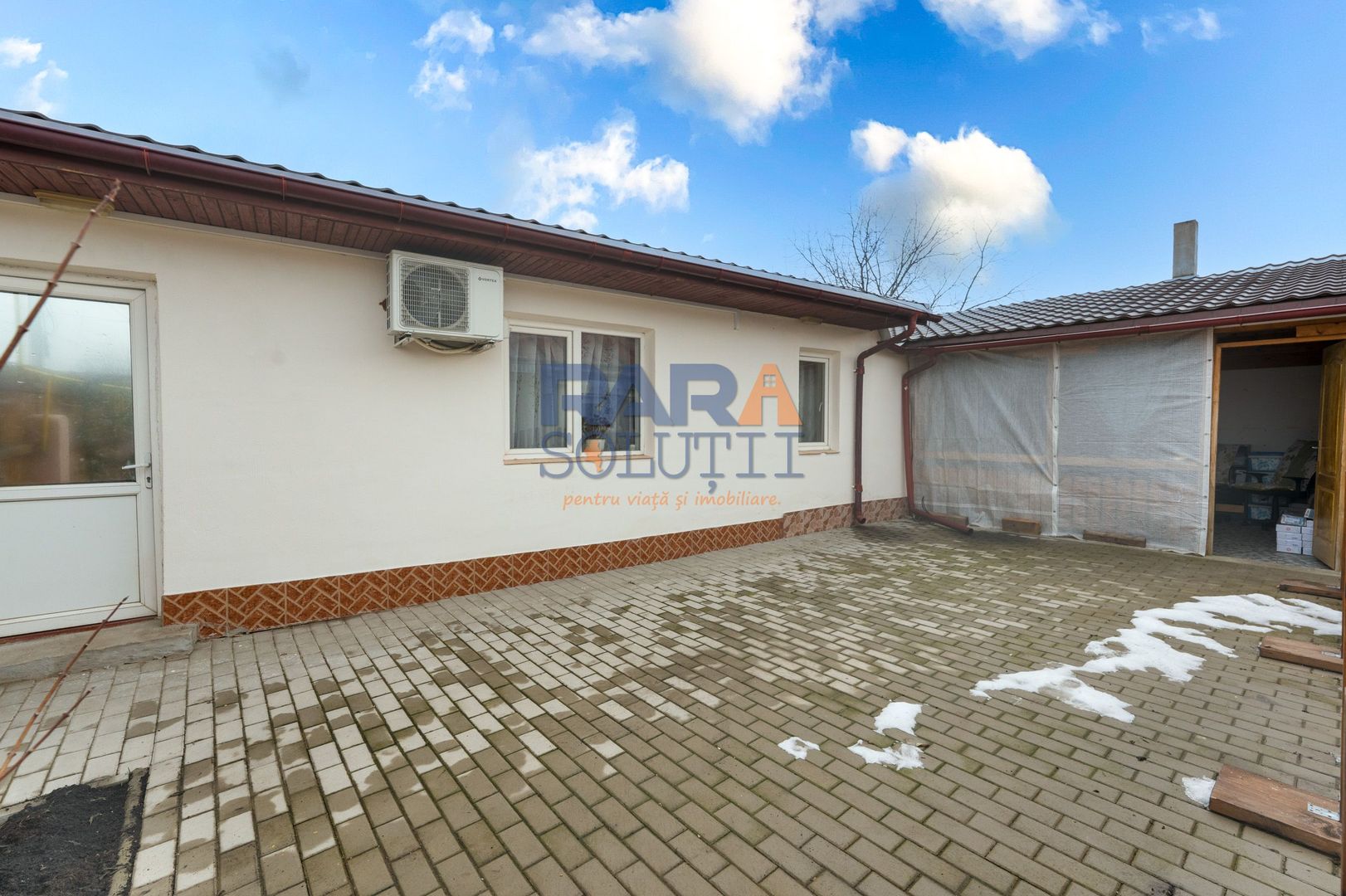 Casă micuță + un pic de curte - Poză 10