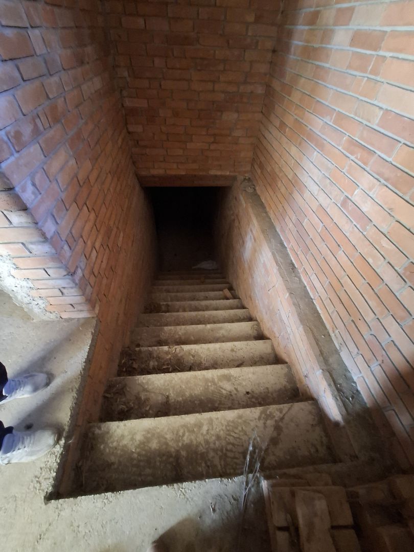 ila cu 6 camere + casă locuibilă pe teren intravilan de 1700 mp, cu vi - Poză 15