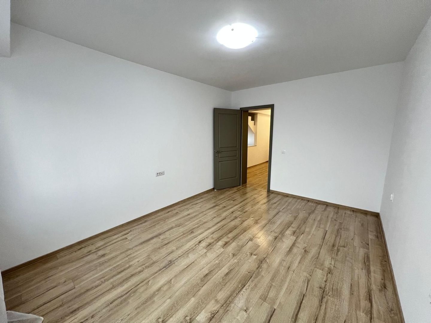 Casa cu 7 camere | 3 balcoane | Garaj | 220 mp + 80 mp curte | Cartier Panorama - Poză 10