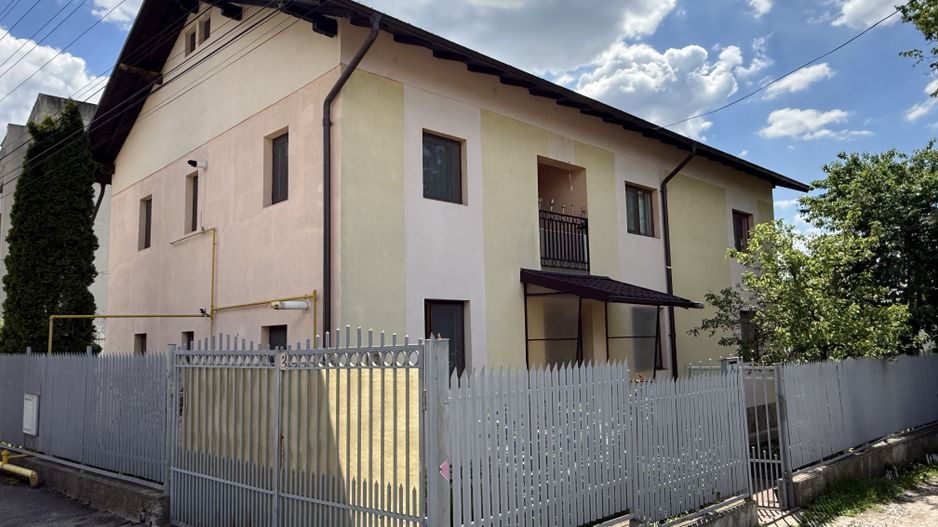 Vila construită in 2010 - P+1+pod - S=236 mp și curte 238 mp Campina! - Poză 1