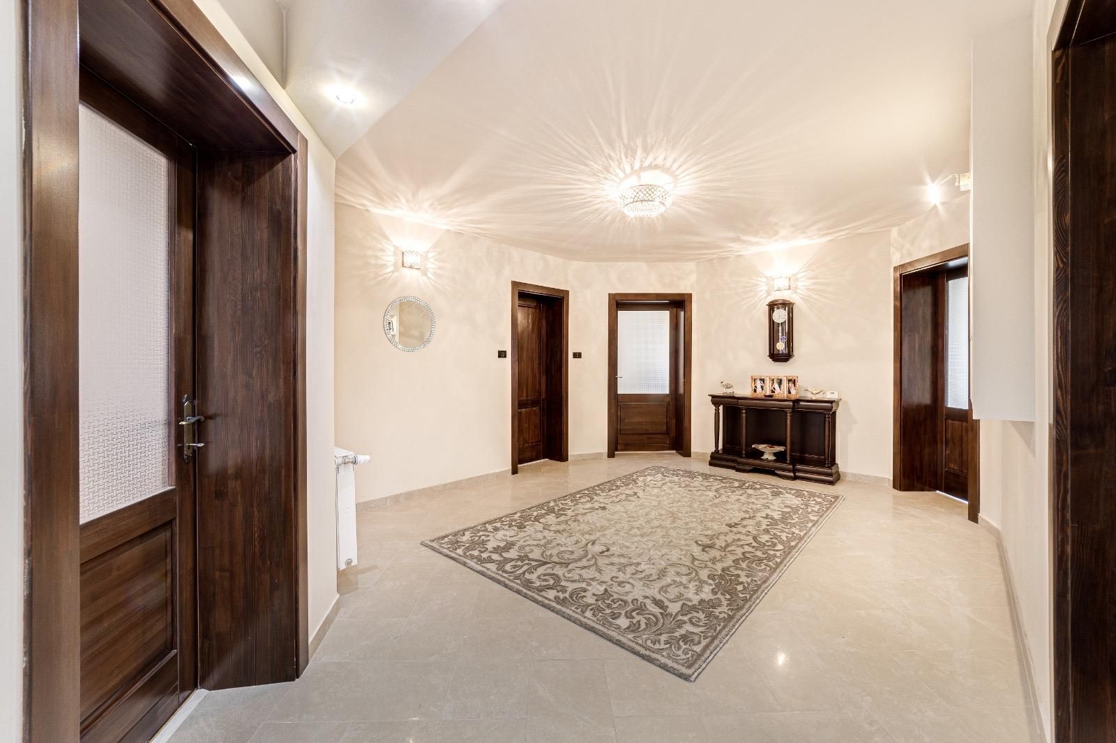 Vilă cu 7 camere de vânzare în zona Central - Poză 10
