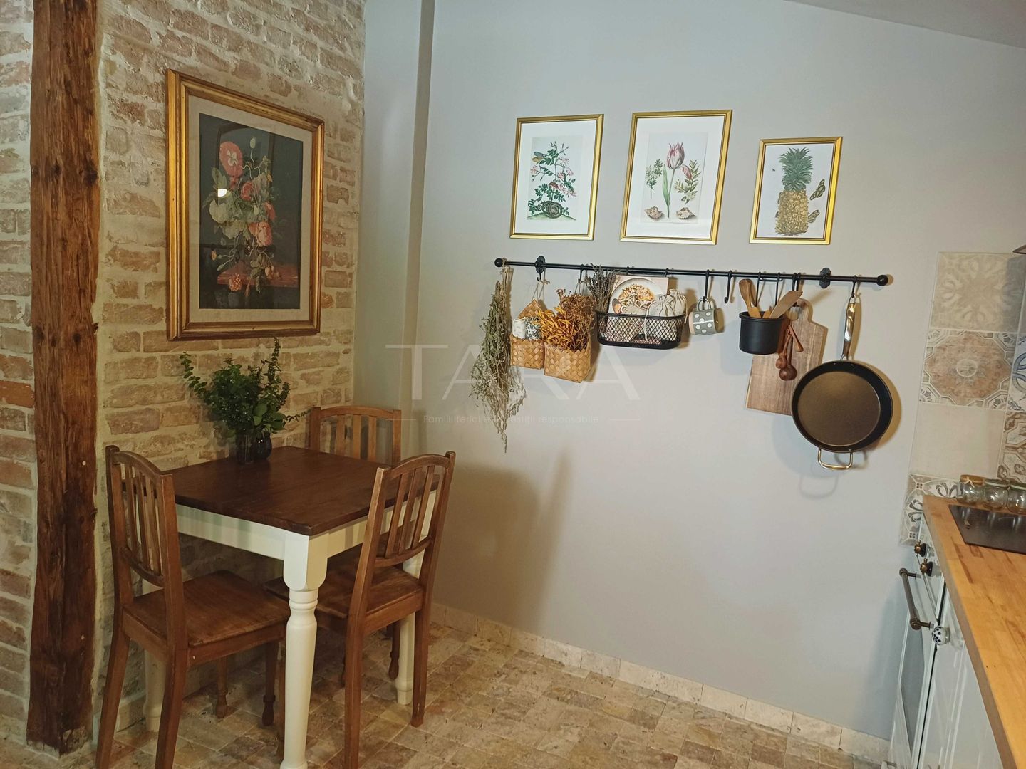 Casă renovată, cu terasă și grădină, în zonă Centrala - Poză 3