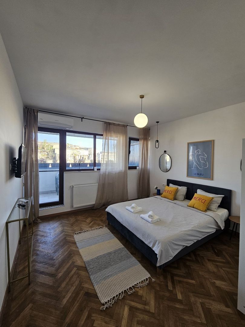 Apartament 4 camere ultracentral, renovat si mobilat, terasă spațioasă. - Poză 3