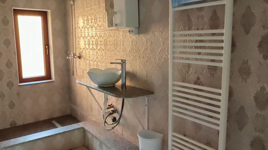 Vila cu 10 camere,pretabil compartimentare in 2 unitati separat,ASTRA. - Poză 3