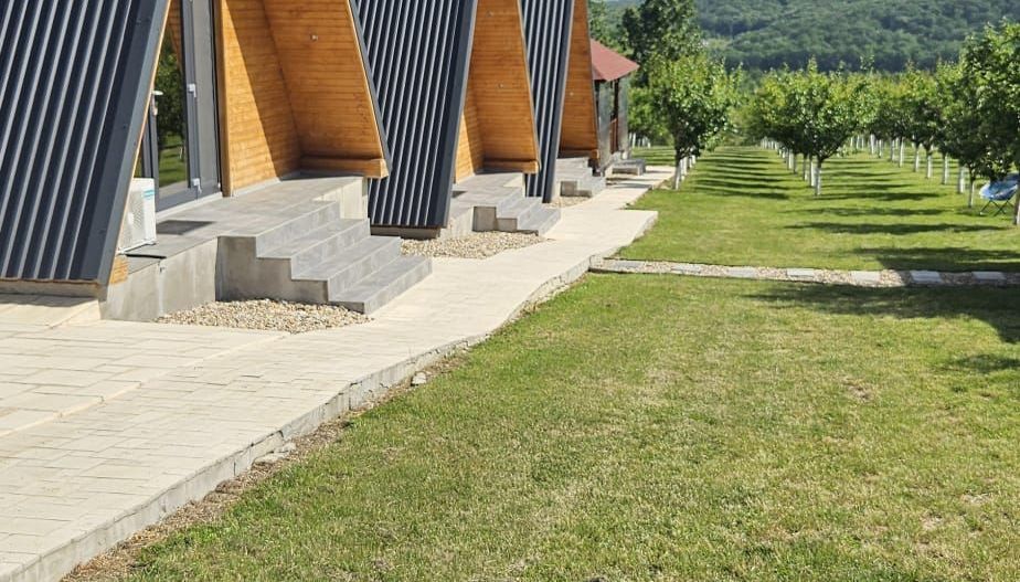 Complex din casa noua si 3 cabane, piscina încalzita 6600 mp teren - Poză 1