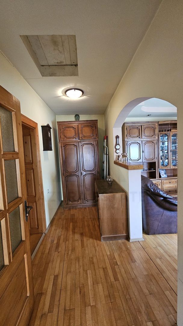 Casa 5 camere 3 bai garaj inchis si teren 700 mp utili in Lazaret - Poză 3