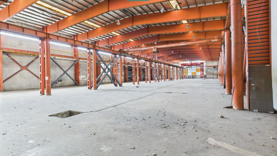 Hală industrială cu pod rulant și parcare betonată - Poză 12