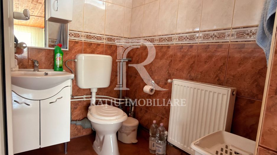 Casă cu spațiu comercial | Curte | Garaj | Parcare | Nojorid - Poză 14