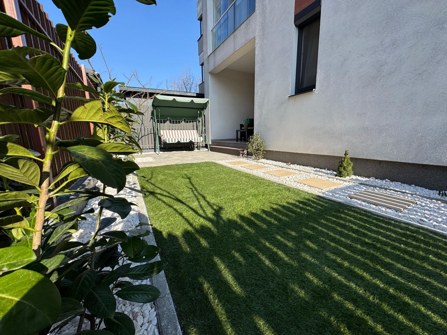 Apartament cu 3 camere, curte proprie si loc de parcare - Poză 1