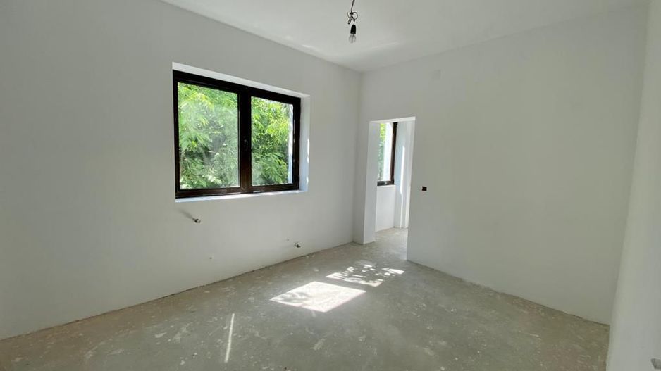 Refugiu Urban cu Eleganță Clasică – Vilă Renovată în Inima Primăverii - Poză 9