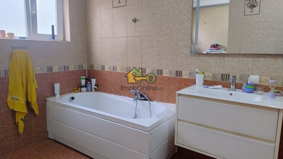 Vilă elegantă cu design luxos și grădină superb amenajată în Șag - Poză 12