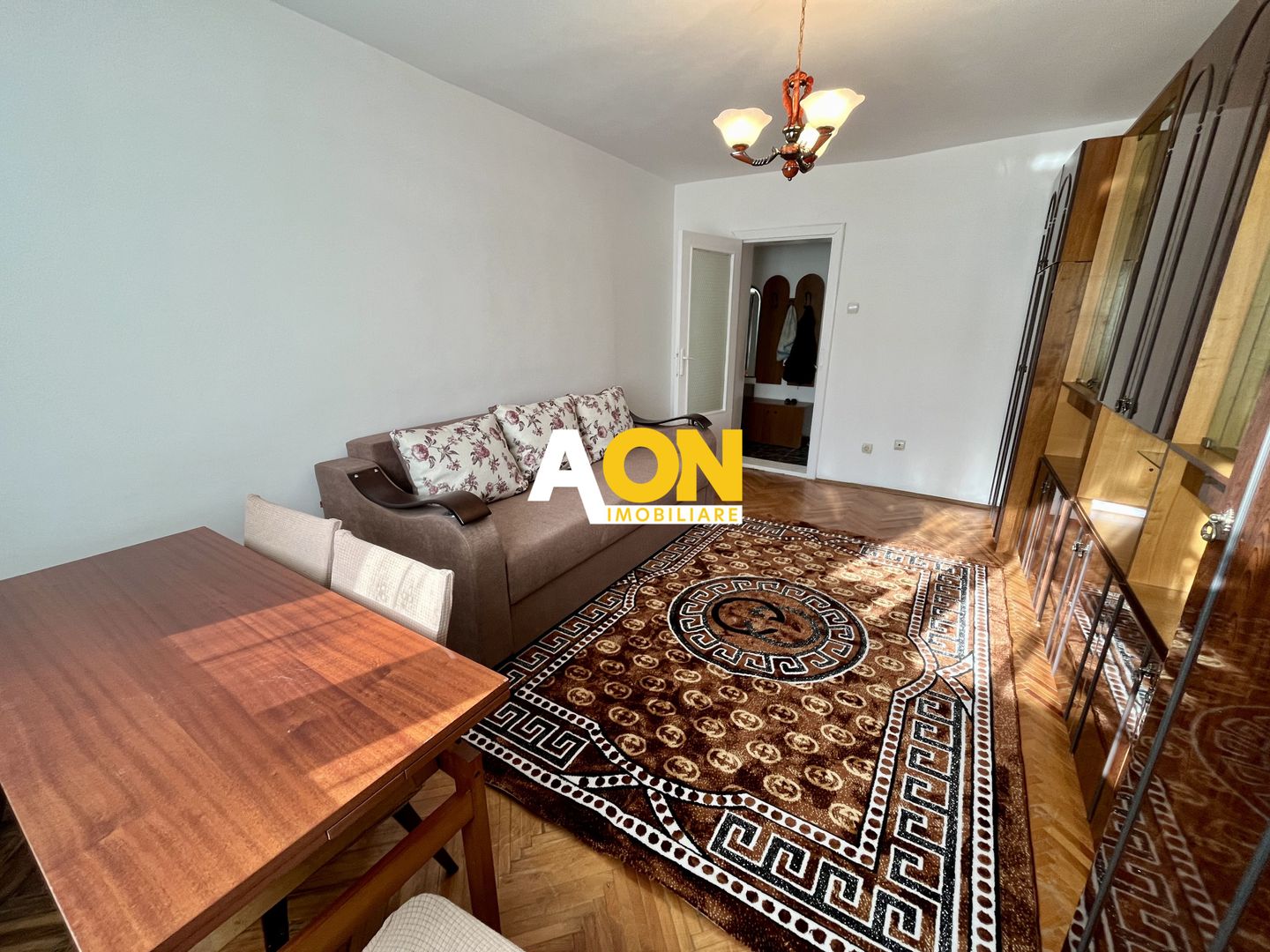 Apartament cu 3 Camere, Etaj 1, Decomandat, Zonă Ultracentrală - Poză 2