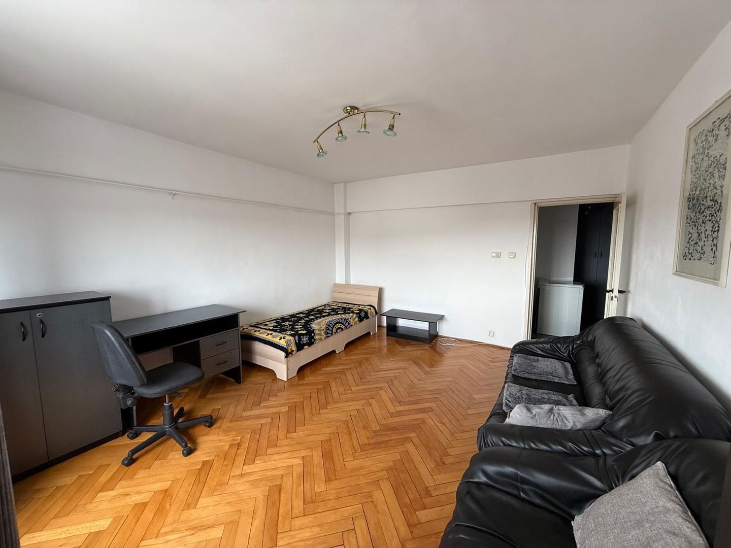 De inchiriat! Apartament spatios pe Nicolae Titulescu - Poză 3