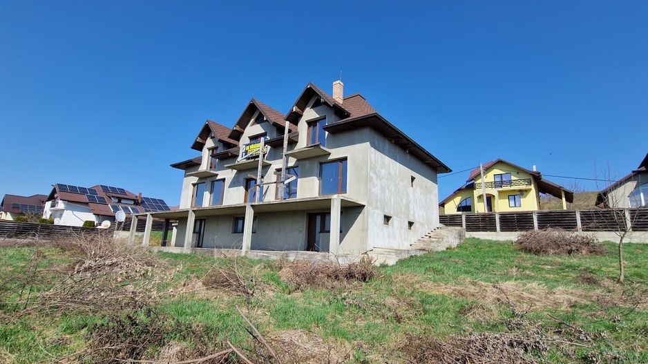 Vand vila la rosu cu teren 2700mp - Poză 2