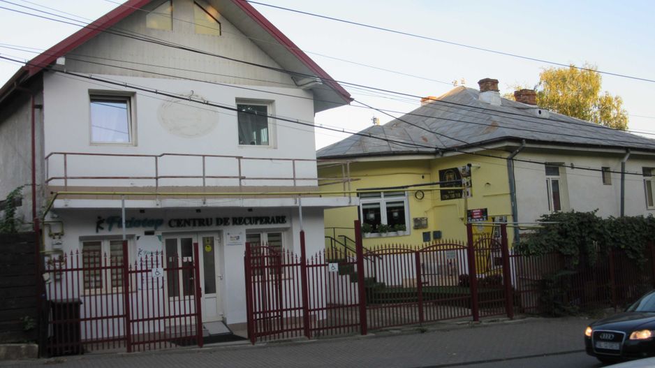 Casa situata in centru, in fata Lic. Economic nr. 1 - Poză 2