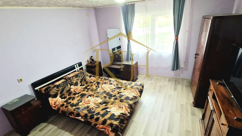 Vand casa recent renovata cu 900 mp curte si gradina in Carpinis - Poză 2