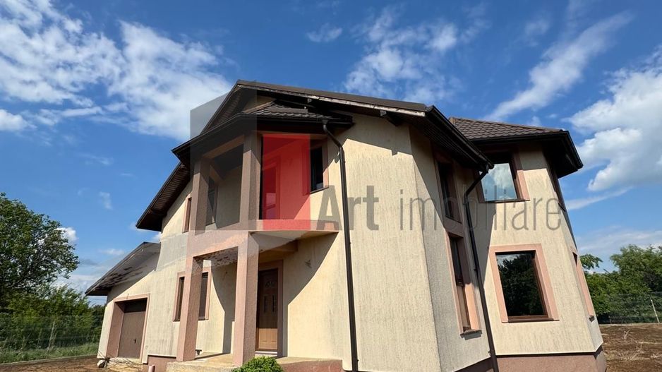 Casa la rosu in Peris - Poză 1