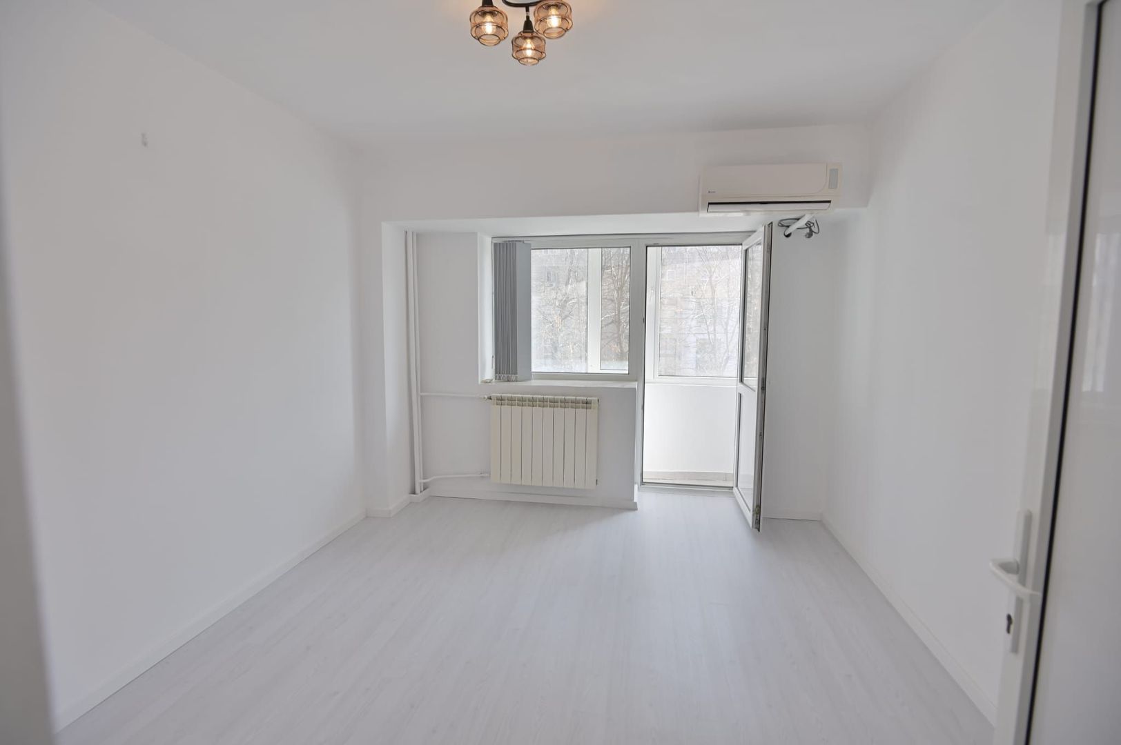 Apartament 2 camere cu 3 balcoane pe Bulevardul Decebal - Poză 3