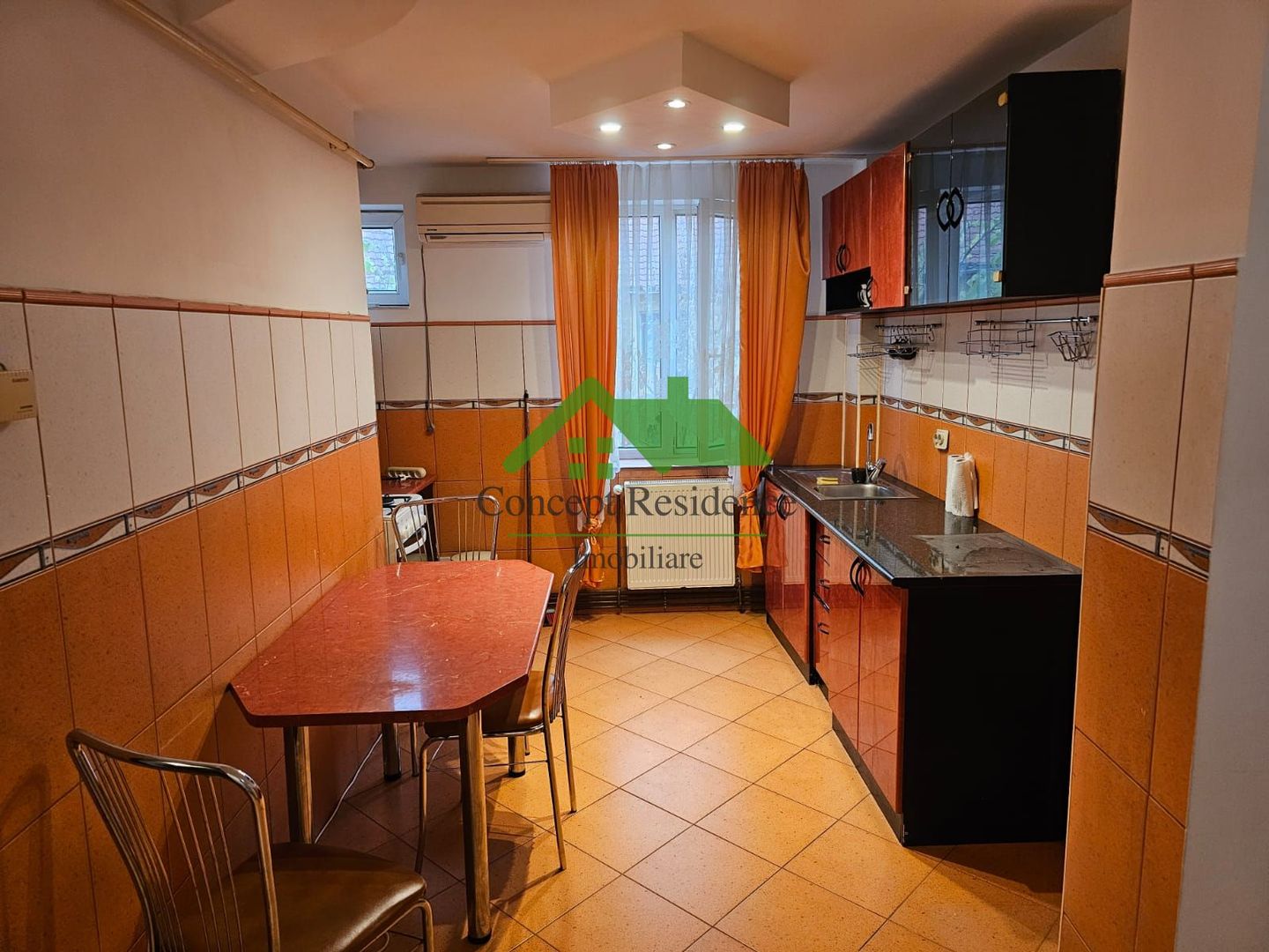 Apartament 2 camere, decomandat, etaj 1 – Victoriei, zona Albina - Poză 1