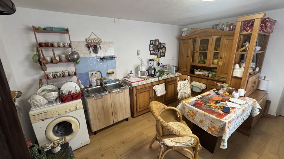 Casa individuala in Arpasu de Sus, teren mare, partial renovata - Poză 2