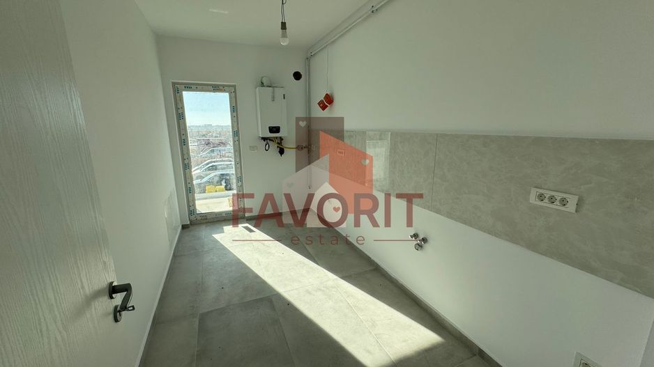 Bucatarie inchisa. 2 bai. Spatiu de depozitare in Pod. - Poză 1