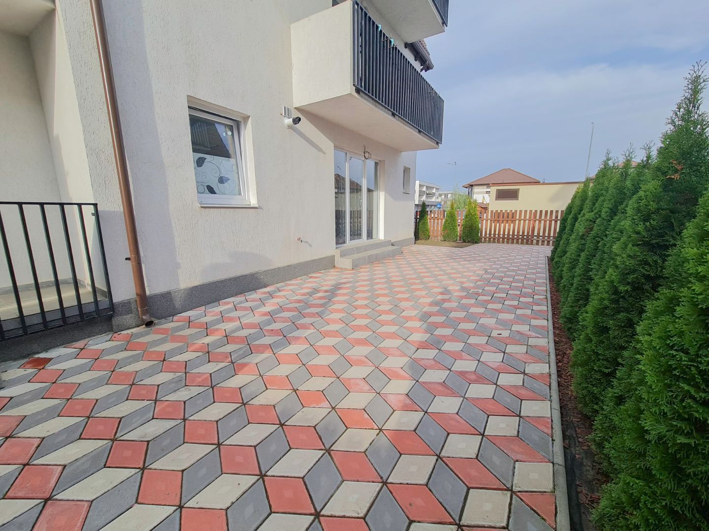 Apartament nou, mobilat și utilat - 3 camere, 2 bai și curte - Poză 3
