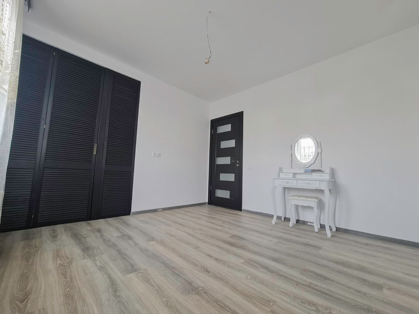 Apartament nou, mobilat și utilat - 3 camere, 2 bai și curte - Poză 22