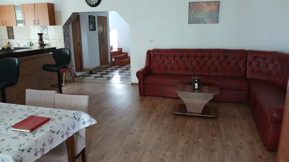 Inchiriez pentru cazare Vila cu 7 camere - Poză 1