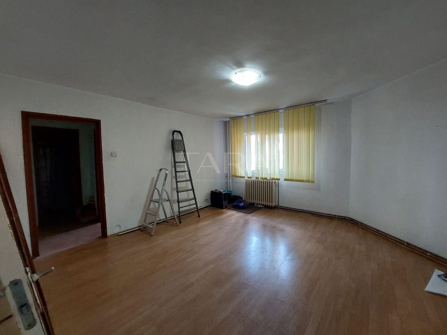 Apartament cu 3 camere - Necesită renovare completă, oportunitate pentru investitori! - Poză 1
