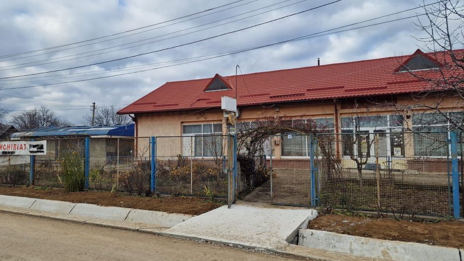 Se oferă spre vânzare / închiriere clădire cu spațiu comercial - Poză 24