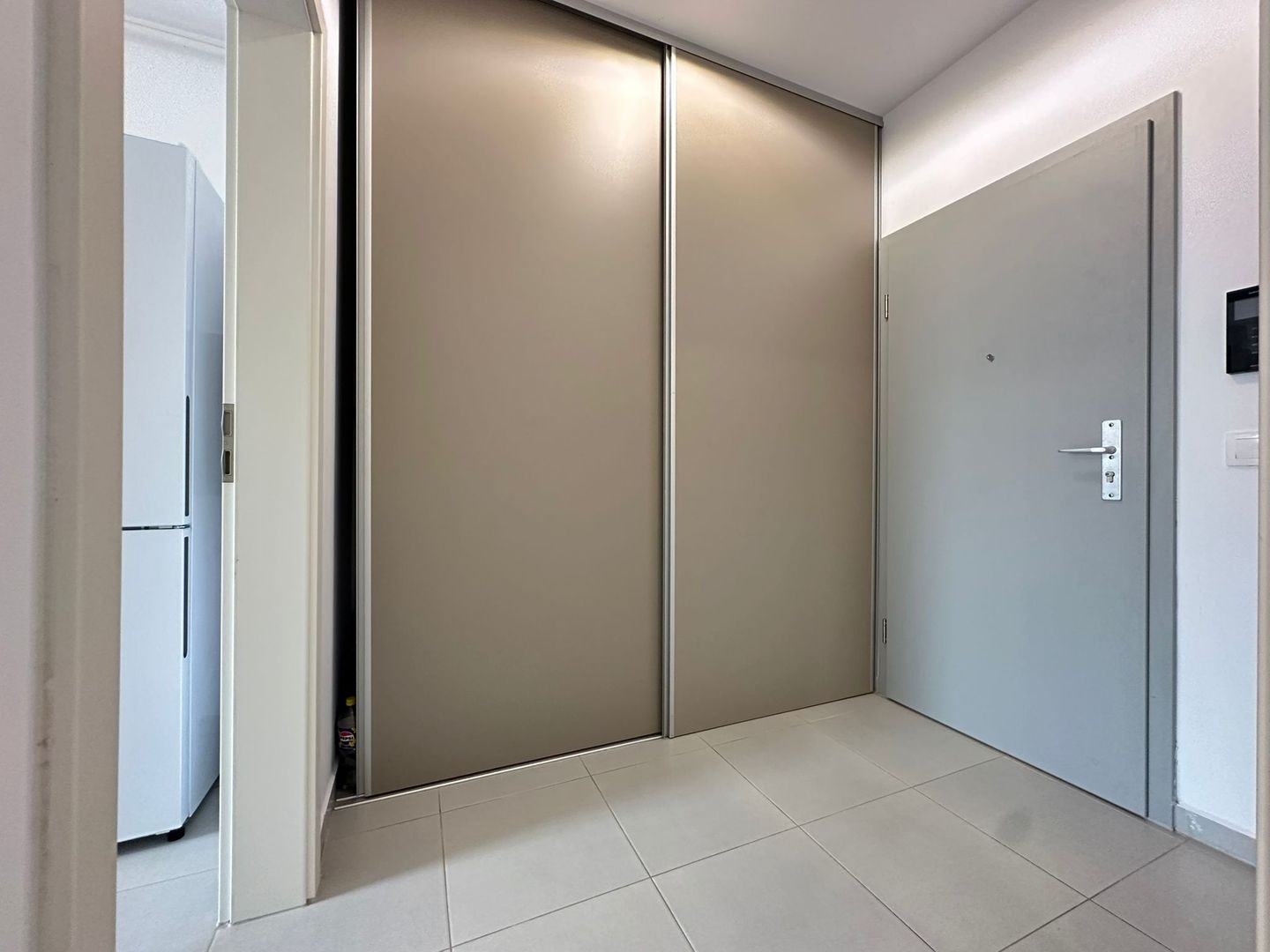 Vindem garsoniera complet mobilata si utilata parter Avantgarden 3 faza 4 - Poză 8