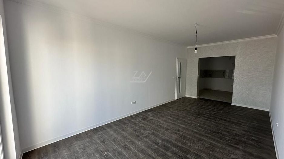 Asfalt. Etaj 1. Balcon mare. - Poză 2