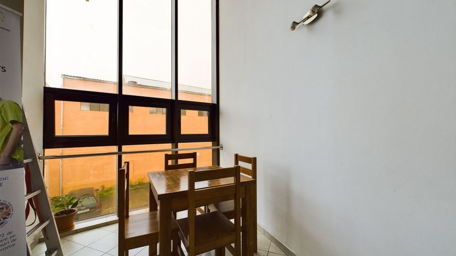 Clădire de birouri cu chiriași existenți - Poză 8