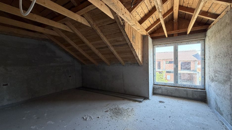 Casa la gri, 4 dormitoare, 3 bai, teren 400 mp - Poză 5