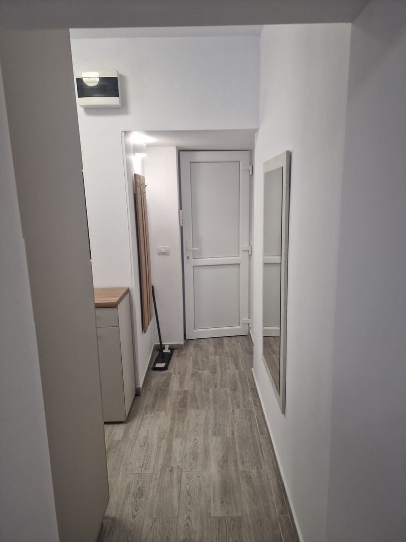 Apartament central cu o camera si loc de parcare - Poză 5