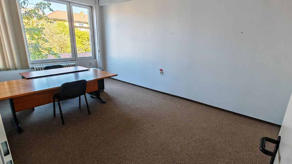 Birouri spatioase in cladire de birouri - Poză 13