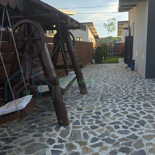 Casă cu 4 camere, garaj și mansardă în Visan, Bucium, Iași - Poză 12