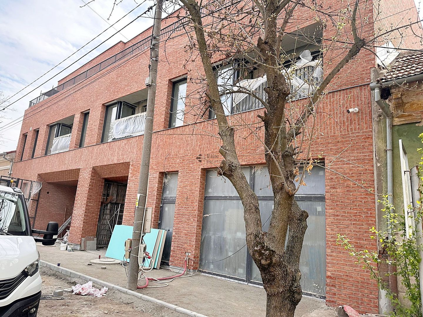 Apartament nou ultracentral 49 mp | Cladire nZeb - Poză 1