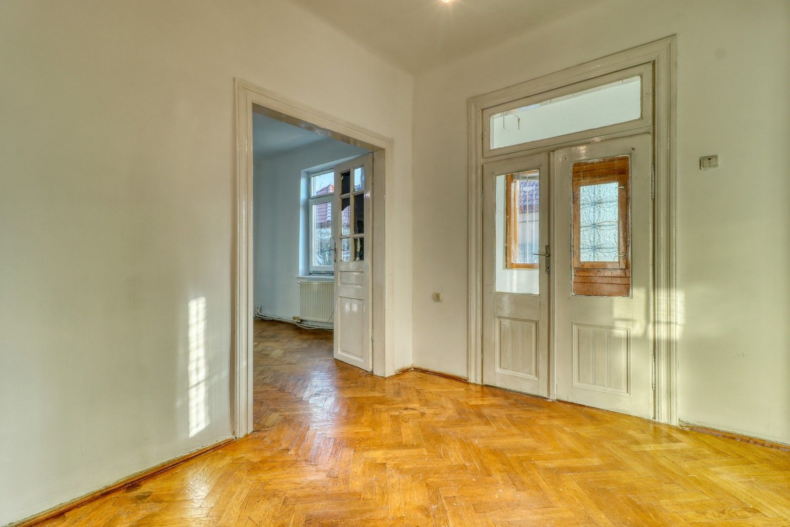 Centru- Casă boierească individuală- 5 camere si  451 mp teren - Poză 3