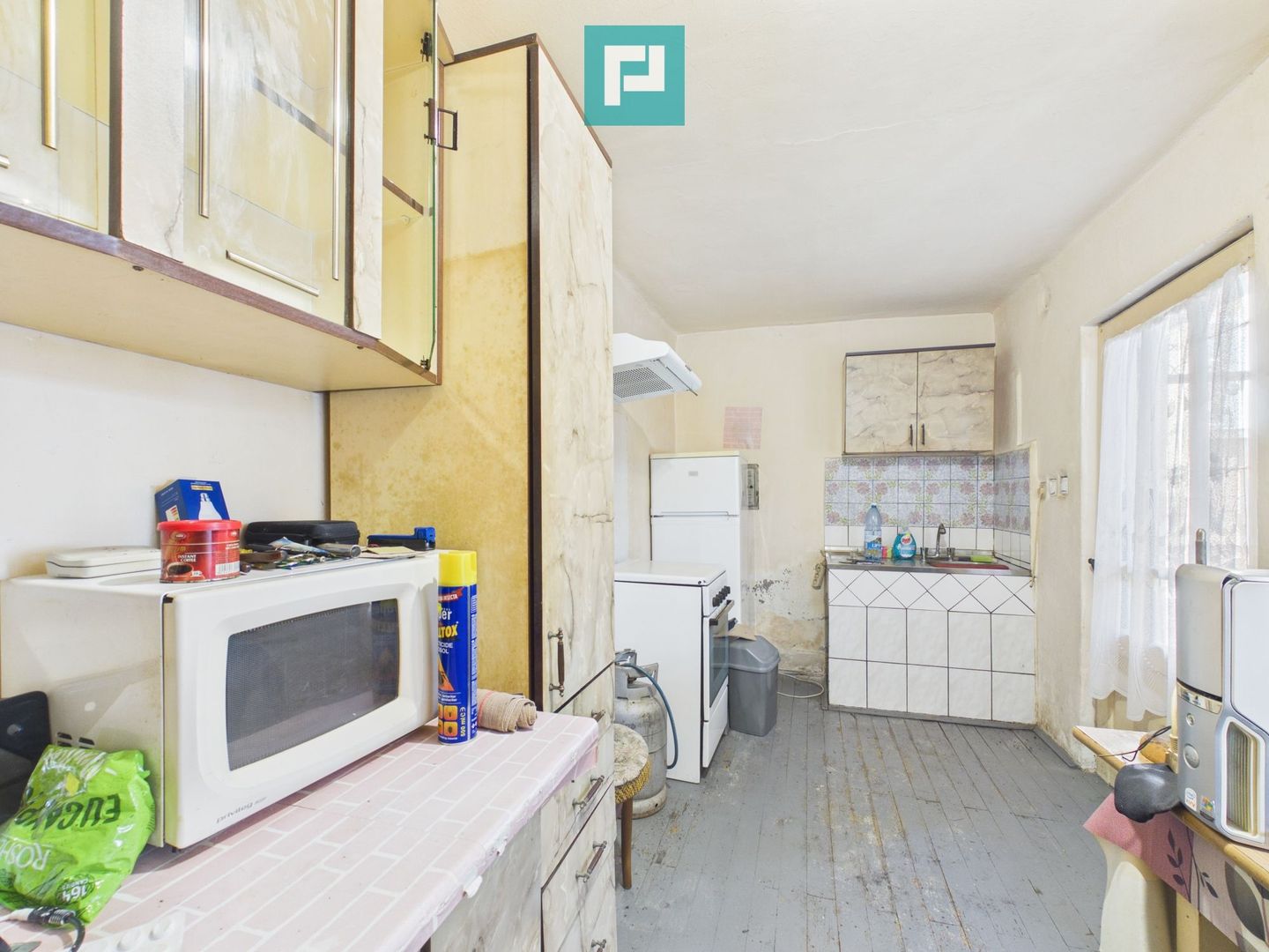 Casa în Cuvin la poalele dealului - Poză 9
