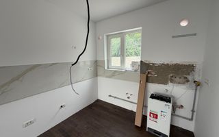Carport. Toate utilitatile. In vatra veche la asfalt. - Poză 7